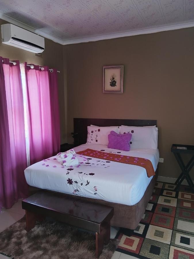 Looks Cottages Self Catering Apartments Kasane Exterior photo
