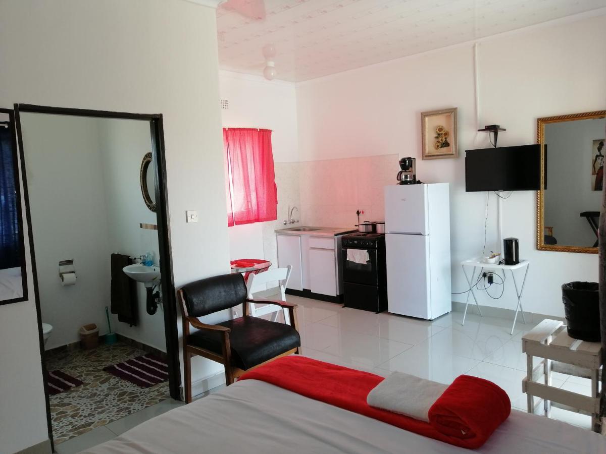 Looks Cottages Self Catering Apartments Kasane Exterior photo
