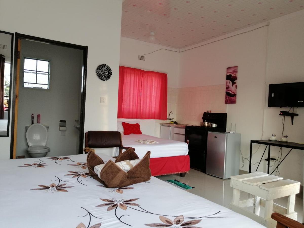 Looks Cottages Self Catering Apartments Kasane Exterior photo